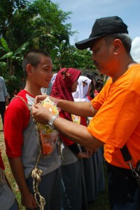 Penyematan regu Mahaputra oleh Bapak Rudy