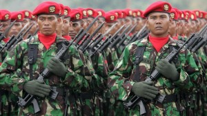 The Indonesian special army force (KOPASSUS) listens to a speech by Indonesian President Susilo Bambang Yudhoyono during the 60th anniversary celebration of Indonesia's military at Halim military airport in Jakarta October 5, 2005. Yudhoyono said on Wednesday he had asked the military of Indonesia, the world's fourth most populous country, to help in the anti-terror fight. Indonesia was hit by suicide bombings in Bali on October 1 that killed 22 people. REUTERS/Enny Nuraheni